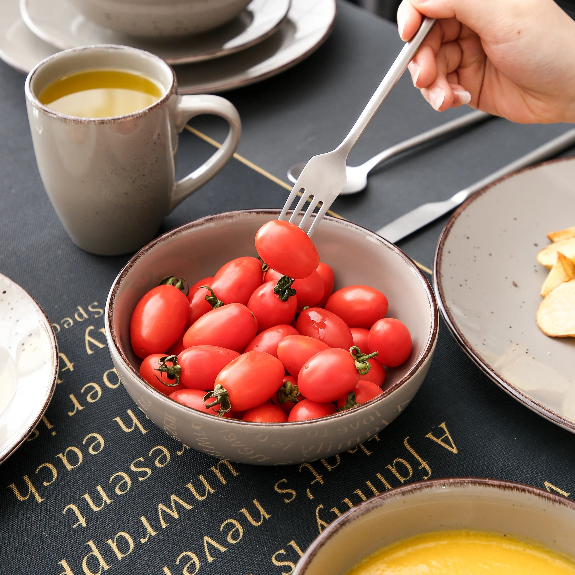 Vancasso Navia Grau 16/32/48-Stück Keramik Steinzeug Geschirr Set mit Teller, Dessert Platte, 800ml Schüssel, Becher Geschirr Set Geschirrsets Europa CE-zertifiziert Premium Qualitaet Kostenloser Versand