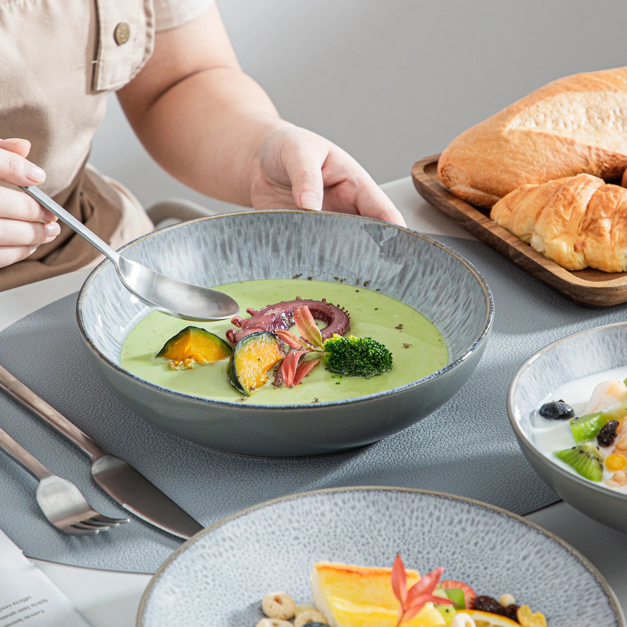 VANCASSO KARST 16/32/48-teiliges Geschirrset aus geprägtem Steinzeug mit Abendessen-/Dessertteller-/Suppenschüssel-/Becherservice für 4/8/12 Personen Geschirrsets Europa CE-zertifiziert Premium Qualitaet Kostenloser Versand