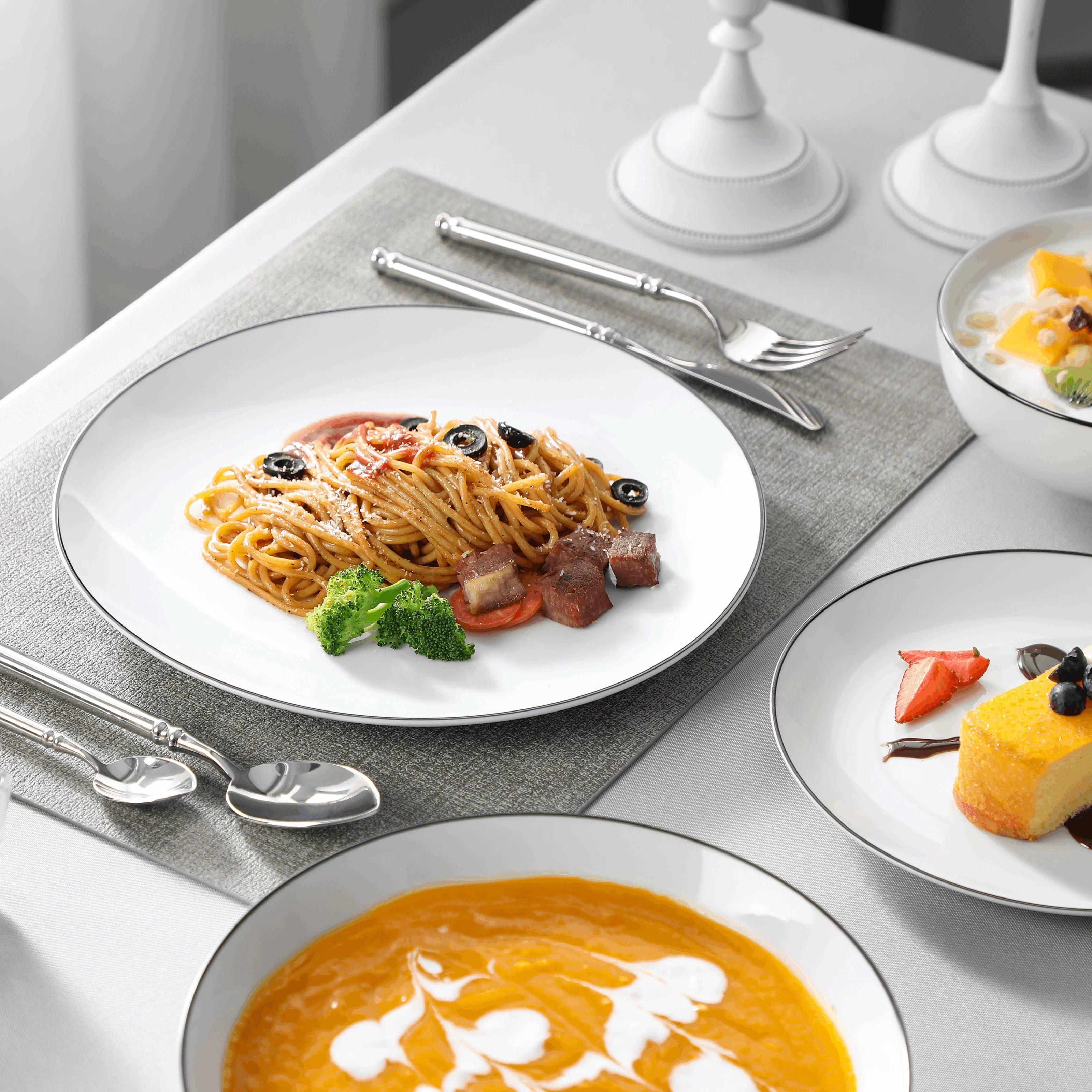 MALACASA 24-teiliges Keramik-Geschirrset mit schwarzem Rand, weißes Porzellan-Teller-Set mit 4 Speiseteller/Dessert/Suppenteller/Schüssel Geschirrsets Europa CE-zertifiziert Premium Qualitaet Kostenloser Versand